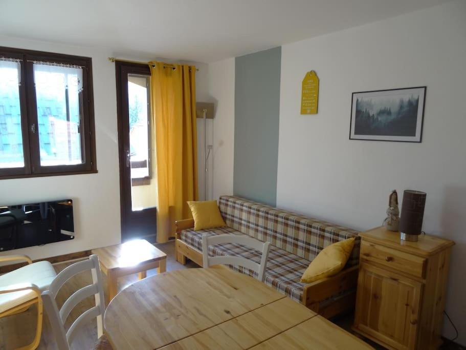 Appartement Au Coeur Du Village Avec Parking Prive Mijoux Exteriör bild
