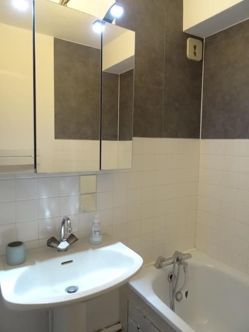 Appartement Au Coeur Du Village Avec Parking Prive Mijoux Exteriör bild